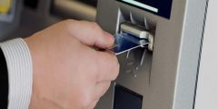 رسوم الاستعلام عن الرصيد بماكينات ATM في البنوك