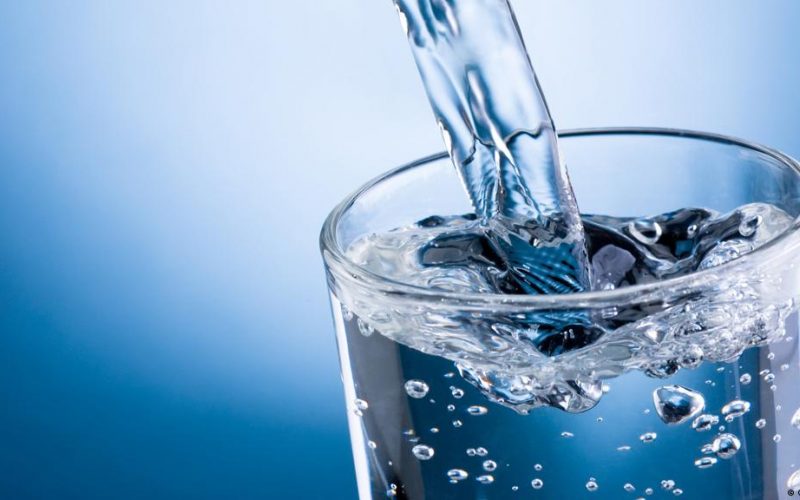 أضرار قلة شرب الماء وفوائدها الصحية للجسم